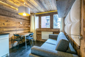 Magnifique petit studio 2-3 personnes dans l'Hyper Centre skis aux pieds vue front de neige Val-D'isère